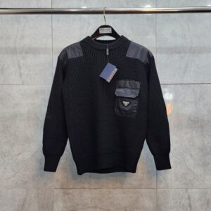 [국내배송]프라다 트라이앵글 로고 포켓 울니트